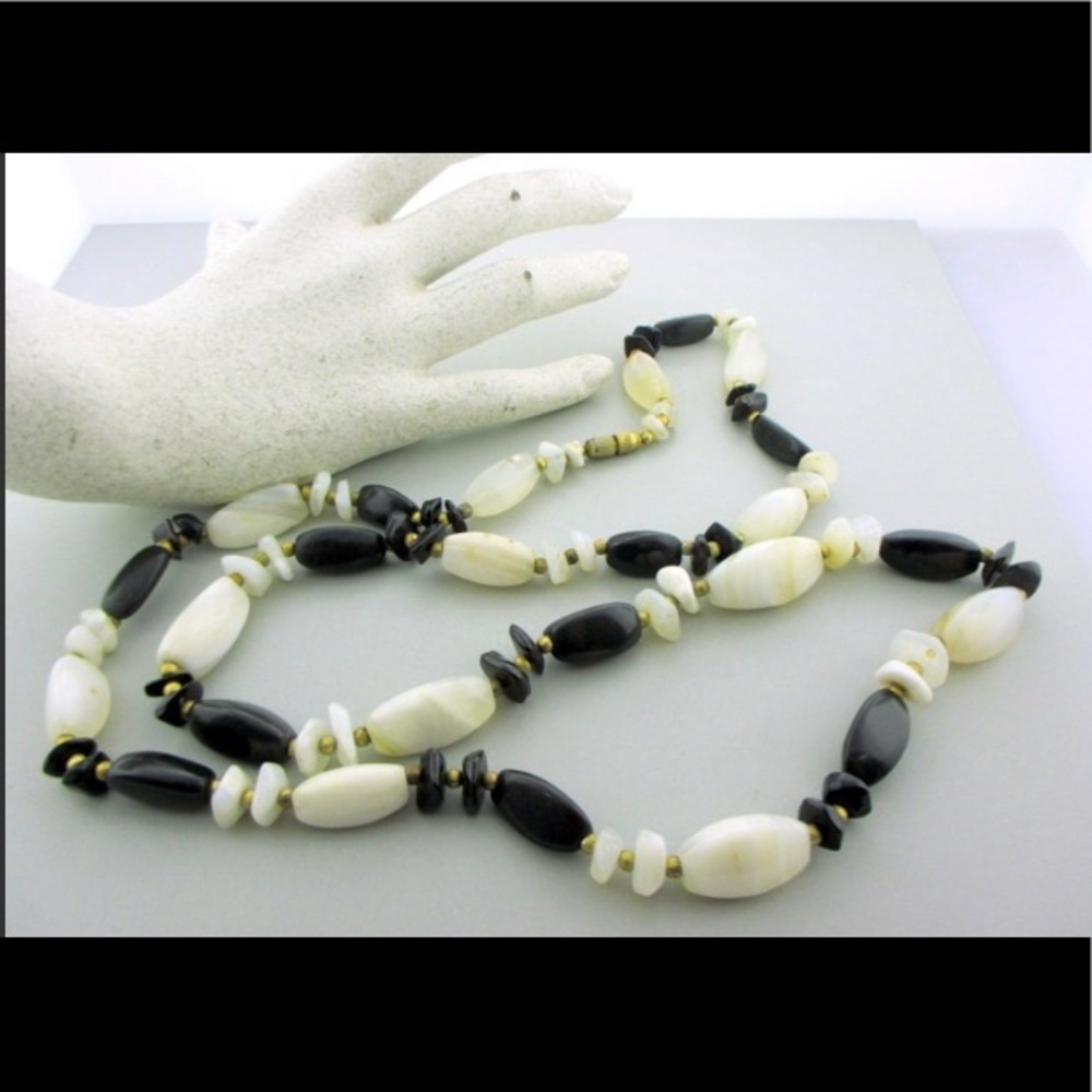 🧟‍♀️ black onyx and white agate VINTAGE necklace!